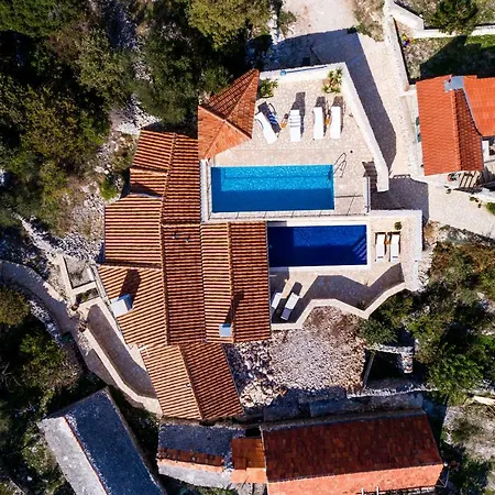 Maika Villa *